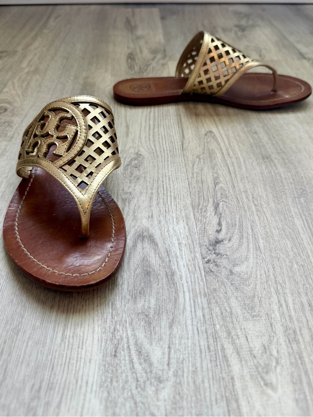 Tory Burch - Metallic Gold Leather Slide Sandals with Cutout Logo - Picture 4 of 8